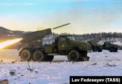 Военнослужащие, призванные в рамках частичной мобилизации, во время стрельбы из реактивных систем залпового огня (РСЗО) "Град" на полигонах Северного флота