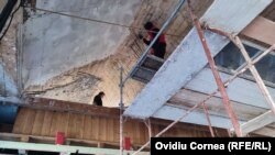 Lucrări de reparaţii la căminul cultural din Roşia Montană.