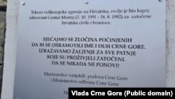 Pllakë përkujtimore në vendin e ish-kampit Morinj, afër Kotorrit, më 20 tetor 2022.