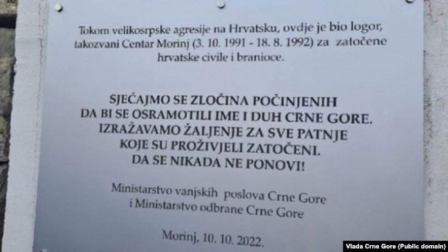 Pllakë përkujtimore në vendin e ish-kampit Morinj, afër Kotorrit, më 20 tetor 2022.