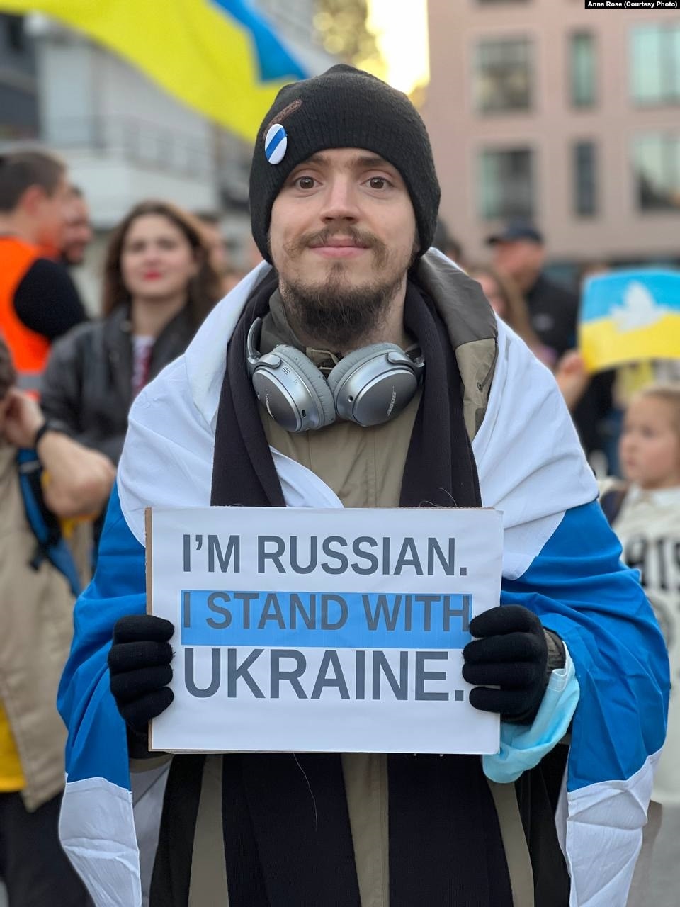 "Я русский. Я поддерживаю Украину". Один из участников антивоенной акции в Берлине