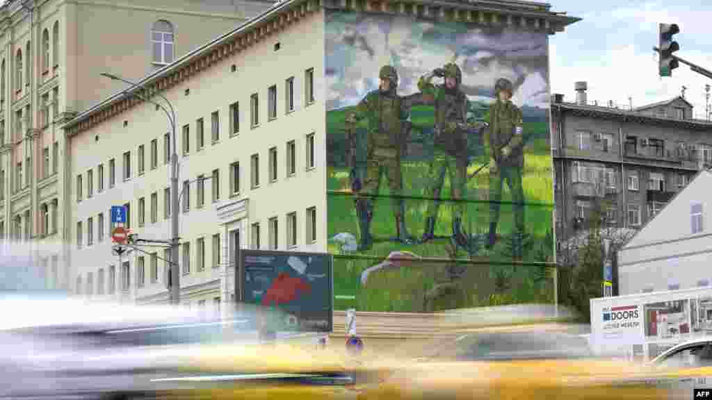 Коли в Москва минават покрай стенопис на руски войници с провоенния кремълски пропаганден символ &quot;Z&quot;. Изображението препраща към известна картина от царската епоха на трима руски богатири. Богатирите са руски воини от Средновековието, герои в народните приказки.