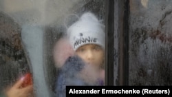 Серед вивезених до РФ українців багато дітей. Наразі понад 10,5 тисяч дітей перебувають у списку депортованих та примусово переміщених