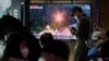 Një televizion në Korenë e Jugut duke transmetuar lajme mbi raketën balistike të Koresë së Veriut.