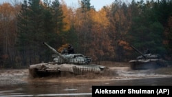 Украински војници со советски тенкови Т-72