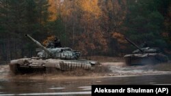 Soldații ucraineni pe tancuri rusești T-72 capturate la un antrenament lângă Cernivog, în octombrie 2022