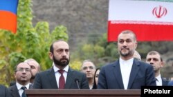 Министр иностранных дел Армении Арарат Мирзоян (слева) и министр иностранных дел Ирана Хосейн Амир Абдоллахиан на церемонии открытия генконсульства Ирана в Капане, 21 октября 2022 г.