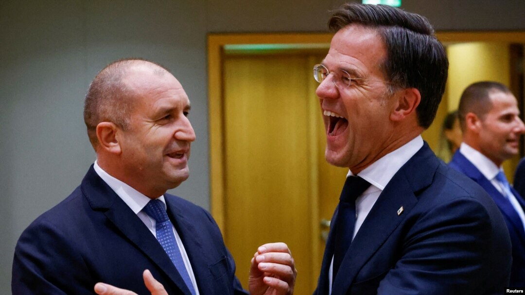 Premierul Olandei Mark Rutte reacționează când se întâlnește cu președintele Bulgariei, Rumen Radev, în timpul summitului liderilor Uniunii Europene de la Bruxelles, Belgia.
