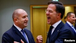 Premierul Olandei Mark Rutte reacționează când se întâlnește cu președintele Bulgariei, Rumen Radev, în timpul summitului liderilor Uniunii Europene de la Bruxelles, Belgia.