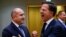 Premierul Olandei Mark Rutte reacționează când se întâlnește cu președintele Bulgariei, Rumen Radev, în timpul summitului liderilor Uniunii Europene de la Bruxelles, Belgia.