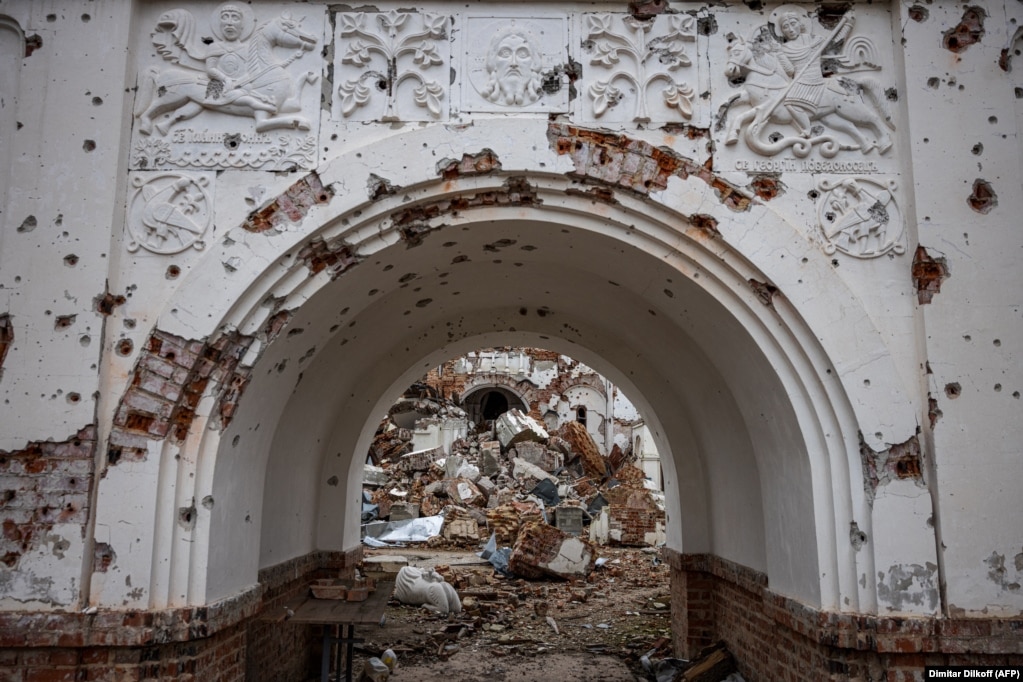 Hyrja e manastirit e fotografuar më 2 nëntor.  Manastiri dhe ndërtesat përreth tij u shkatërruan kryesisht gjatë përleshjeve mes forcave ruse dhe atyre ukrainase në pranverë.