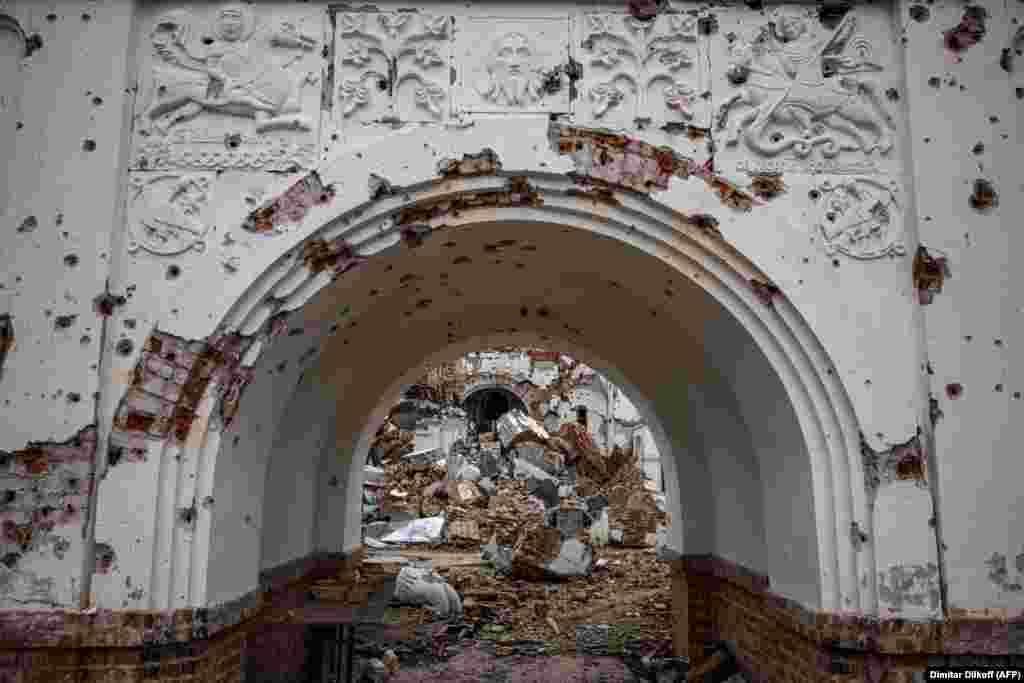 Пошкоджений обстрілом вхід до монастиря. Вгорі праворуч російською мовою написано Св. Георгій &laquo;победоносец&raquo;. Фото від 2 листопада 2022 року