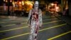 Një burrë i maskuar si zombi merr pjesë në festimet e Natës së Shtrigave të njohur edhe si Halloween, Prishtinë, 31 tetor 2021.