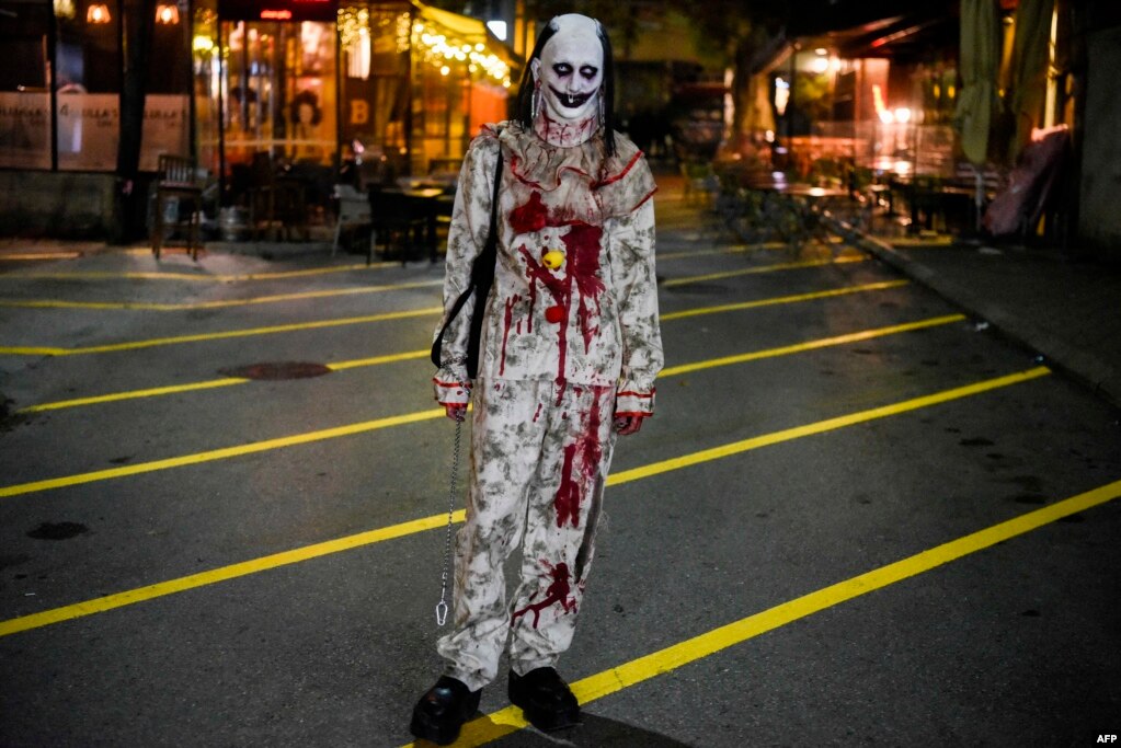 Një burrë i maskuar si zombi merr pjesë në festimet e Natës së Shtrigave të njohur edhe si Halloween, Prishtinë, 31 tetor 2021.
