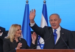 Биньямин Нетаньяху и его жена Сара празднуют победу. Иерусалим, 2 ноября 2022 года