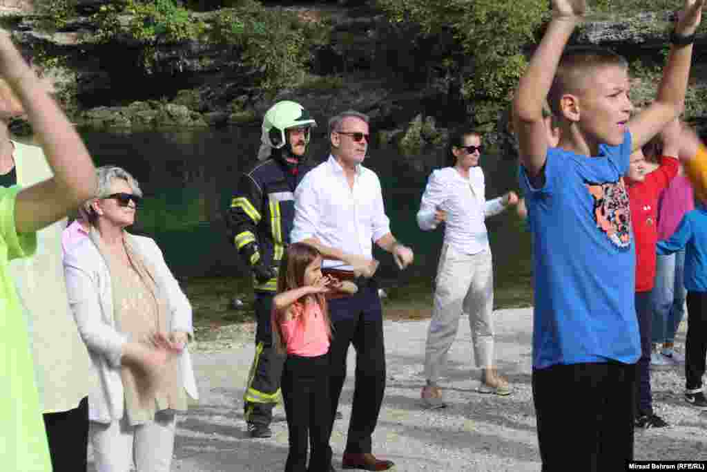 Plesu prijateljstva u Mostaru pridružio se i ambasador Kraljevine Norveške u BiH, Olav Reinertsen (u sredini), kao i jedan pripadnik vatrogasne službe.