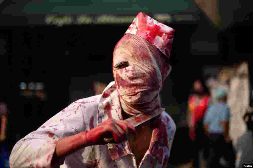 Osoba obučena kao zombi na godišnjoj šetnji zombija u Meksiko Cityju, Meksiko, 22. oktobar.
