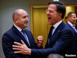 Rumen Radev bolgár elnök (balra) és Mark Rutte holland miniszterelnök beszélget az Európai Unió vezetőinek brüsszeli csúcstalálkozóján október 20-án