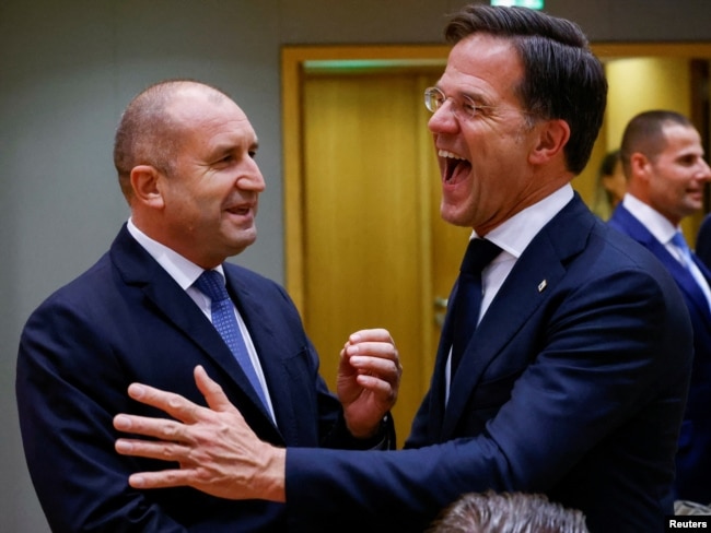 Bulgarian President Rumen Radev (left) and Dutch Prime Minister Mark Rutte chat at a European Union leaders' summit in Brussels on October 20.