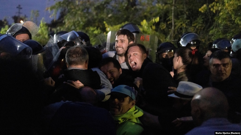 Sukob aktivista i policije na protestu protiv podizanja mosta preko Dunava na području Šodroša u Novom Sadu čiju gradnju treba da realizuje kineska državna kompanija CRBC, 23. oktobar 2022.