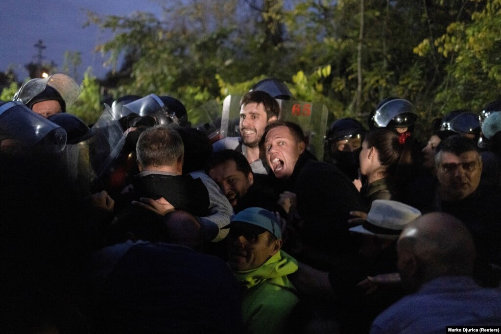 Aktivistët mjedisorë përleshen me policinë, derisa protestojnë kundër ndërtimit të një ure të re mbi lumin Danub në Novi Sad.
