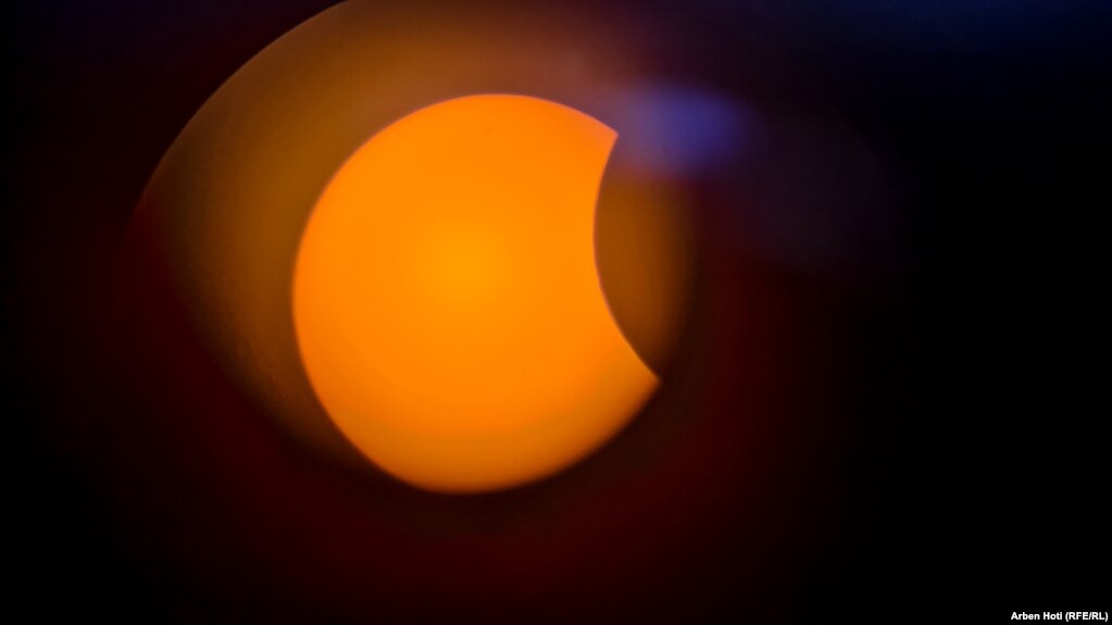 Fotografi e eklipsit të Diellit e bërë me teleskop, Prishtinë, 25 tetor 2022.