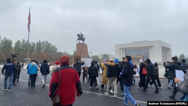 On October 24, dozens of activists marched in Bishkek to protest against the border agreement and the arrests.