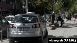 Një makinë në Mitrovicë të Veriut me targa KM, që konsiderohen ilegale nga Qeveria e Kosovës. 