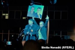 Nepoznati muškarac sa fotografijama Radovana Karadžića i Ratka Mladića na protestima opozicije u RS, Banjaluka, 2. novembar 2022.