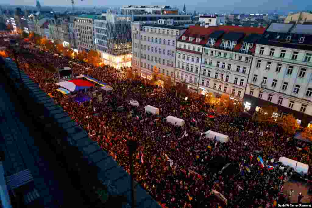 Sloganul protestului de duminică, 30 octombrie, a fost &bdquo;Republica Cehă împotriva fricii și urii!&rdquo;. Soția președintelui ucrainean, Olena Zelenska, s-a adresat printr-un mesaj video protestarilor și a condamnat atacurile recente ale armatei ruse asupra infrastructurii energetice ucrainene.