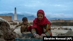 خاننواده های زیادی در افغانستان به دستمزد کودکان چشم دوخته اند
