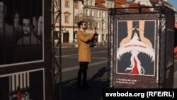 «Беларусь: дарога да свабоды». У цэнтры Вільні адкрылася выстава ананімнай мастачкі. Фотарэпартаж
