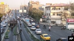 نمایی از ازدحام نیروهای امنیتی در خیابان‌های تهران برای مقابله با مردم معترض