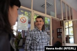 "Zovite me ako i ja treba nešto da potpišem", poručio je nastavnik Zoran Nišević bivšim učenicima odeljenja Dušana Jovanovića.