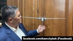 Камчыбек Ташиев Фейсбуктагы баракчасына "Аксунгур" дронунун макетин кармап түшкөн сүрөттөрүн жарыялады. 