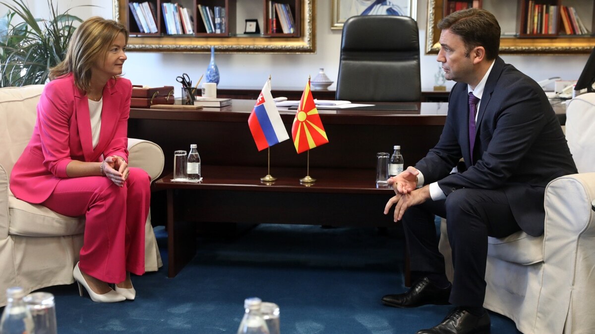 Словенката ја пречекаа со словачко знаме, нашето го погодија