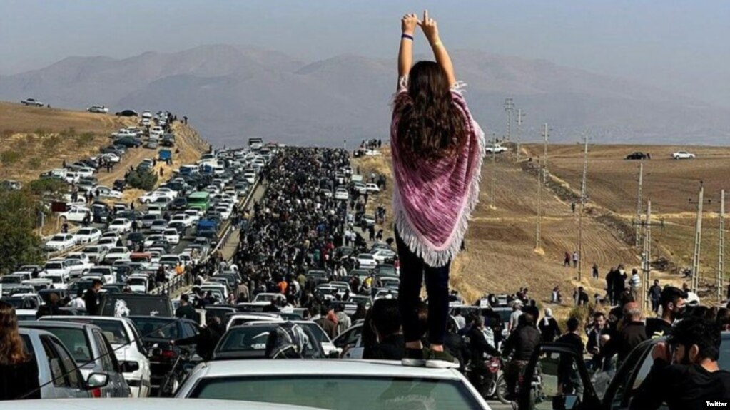 Migliaia di manifestanti si sono riuniti a Saghez il 26 ottobre per commemorare i 40 giorni dalla morte di Amini.