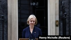 Premierul Marii Britanii, Liz Truss, și-a anunțat demisia la nici două luni după preluarea mandatului. Jurnaliștii britanici nu au ezitat să abordeze întreaga situație cu umorul lor caracteristic.