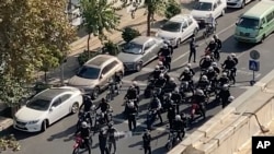 حضور گسترده نیروهای امنیتی جمهوری اسلامی در خیابان‌های شهرهای مختلف ایران برای مقابله با معترضان در روز چهارشنبه