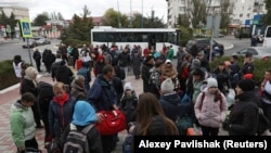 Жители Херсонской области, которых российские военные вывезли в Крым, прибывают на железнодорожную станцию в Джанкое, 20 октября 2022 года
