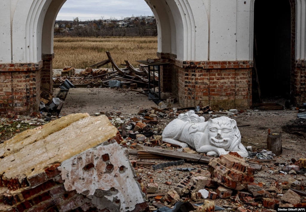 Një detaj arkitektonik i rrëzuar në rrënoja. Kur manastiri u shkatërrua -- thuhet se nga një sulm me raketa ruse në fillim të majit -- udhëheqja e tij i përkiste degës së kishës ukrainase të lidhur me Patrikanën e Moskës.