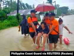 Filipinska obalna straža u akciji spašavanja stanovništva u oluji Nalgae, Hilongos, 28. oktobar 2022.