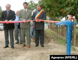 Celebrele cișmele albastre amenajate prin bani de la SAPARD în timpul guvernării lui Adrian Năstase. În imagine, inaugurarea uneia din comuna Deleni, județul Iași.