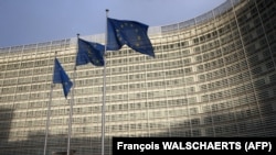 Az Európai Unió zászlói az Európai Bizottság brüsszeli székhelye előtt
