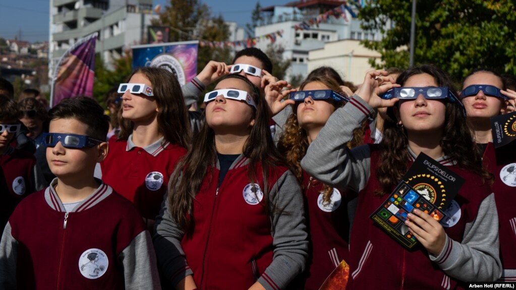 Një grup nxënësish me syze përcjellin fenomenin e eklipsit.&nbsp;