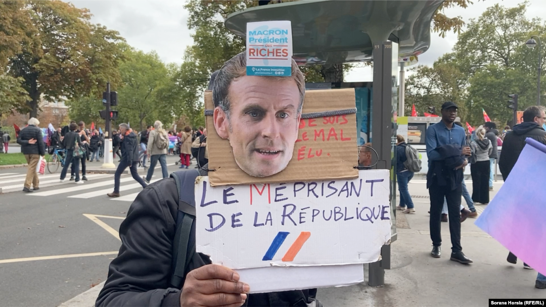 Pancarta unui protestatar “Președintele bogaților. Disprețuitul republicii”