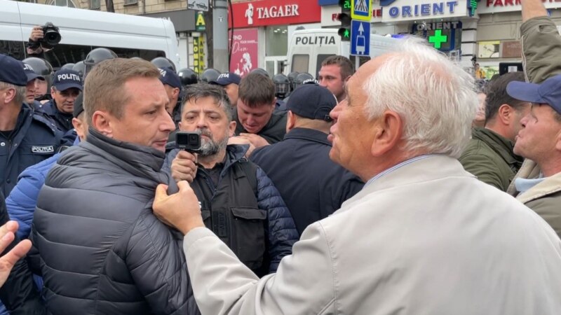 Altercații între poliție și demonstranți la un nou protest al Partidului Șor, la Chișinău