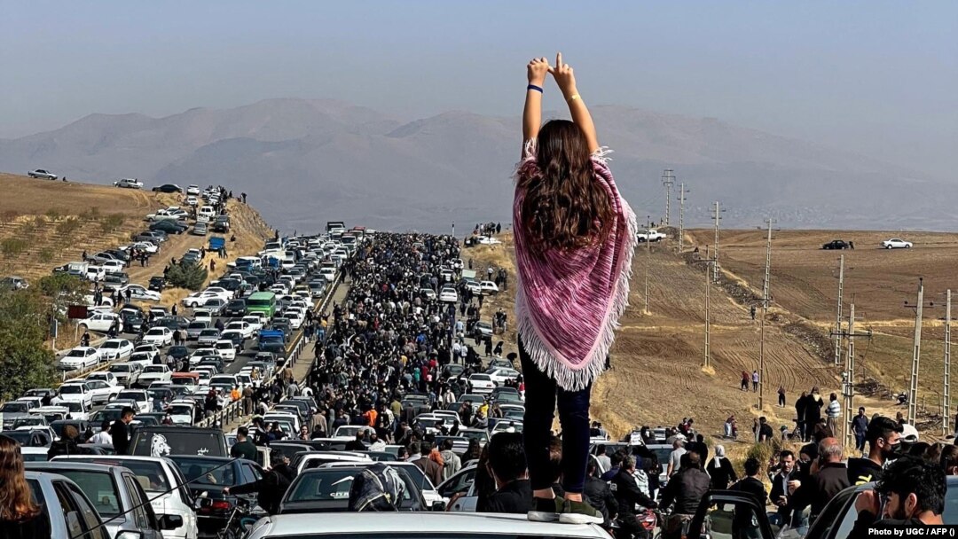 جمعیتی که برای شرکت در مراسم چهلم مهسا امینی عازم محل دفن او در آرامستان آیچی سقز شده بودند