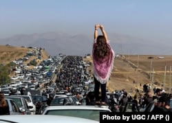 Движущей силой нынешних протестов в Иране являются женщины, требующие больших прав и отмены обязательного ношения хиджабов