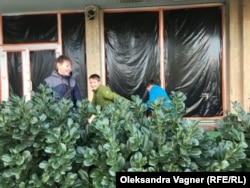 Дети вынужденных переселенцев из Харькова играют рядом с гостиницей в Ужгороде, ставшей для них временным домом. Миша — крайний слева